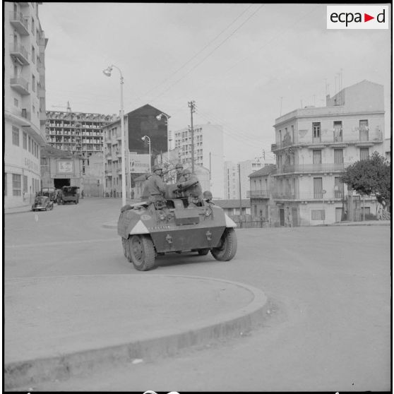 Bab el Oued. Fusillade sur le 2e bataillon du 73e régiment d'infanterie de marine (RIMa). Des soldats à bord d'une automitrailleuse light armored car M8.