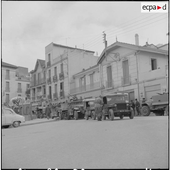 Bab el Oued. Fusillade sur le 2e bataillon du 73e régiment d'infanterie de marine (RIMa). Des soldats en position.