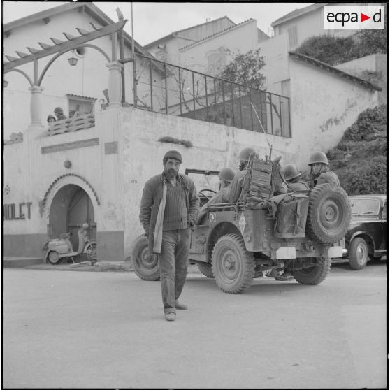 Bab el Oued. Fusillade sur le 2e bataillon du 73e régiment d'infanterie de marine (RIMa). Un civil devant une jeep avec des soldats.