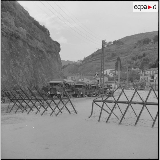 Bab el Oued. Fusillade sur le 2e bataillon du 73e régiment d'infanterie de marine (RIMa). Une barricade.