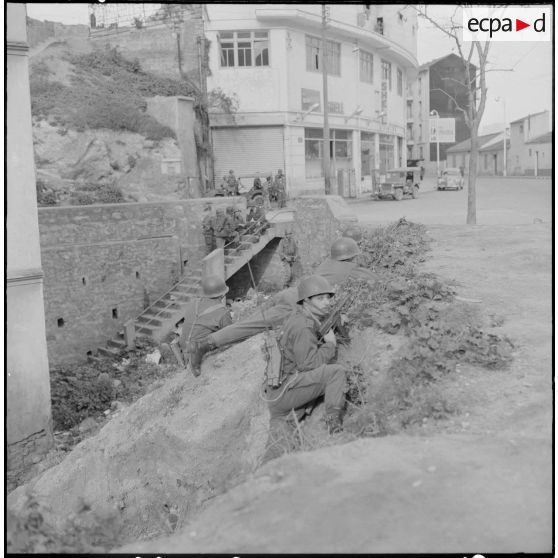 Bab el Oued. Fusillade sur le 2e bataillon du 73e régiment d'infanterie de marine (RIMa). Des soldats à leur poste, en position de tir.