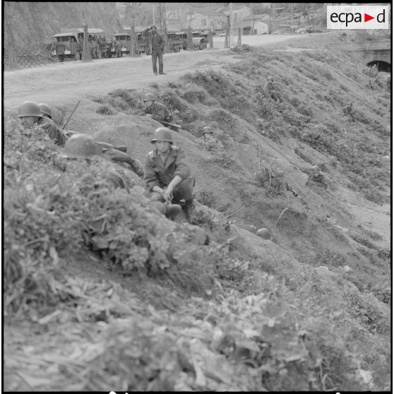 Bab el Oued. Fusillade sur le 2e bataillon du 73e régiment d'infanterie de marine (RIMa). Des soldats à leur poste.