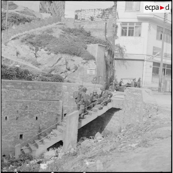 Bab el Oued. Fusillade sur le 2e bataillon du 73e régiment d'infanterie de marine (RIMa). Des soldats à leur poste.