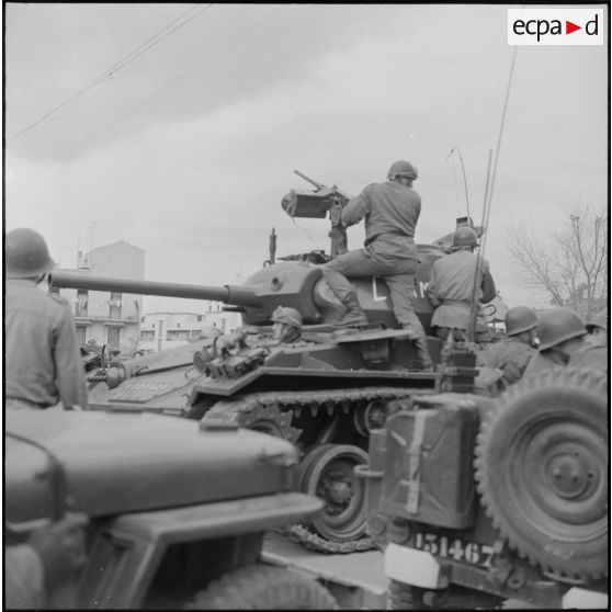 Bab el Oued. Fusillade sur le 2e bataillon du 73e régiment d'infanterie de marine (RIMa). Des soldats en position de tir.
