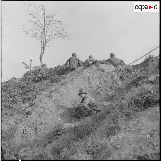 Bab el Oued. Fusillade sur le 2e bataillon du 73e régiment d'infanterie de marine (RIMa). Des soldats à leur poste, en position de tir.
