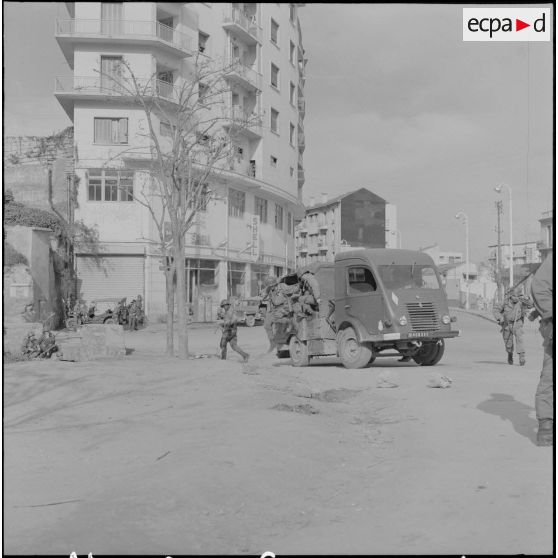 Bab el Oued. Fusillade sur le 2e bataillon du 73e régiment d'infanterie de marine (RIMa). Des soldats descendent d'un camion.
