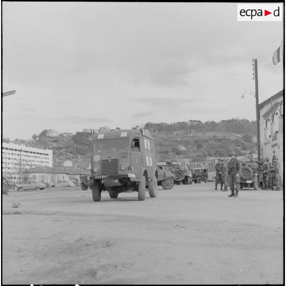 Bab el Oued. Fusillade sur le 2e bataillon du 73e régiment d'infanterie de marine (RIMa). Un camion sanitaire.