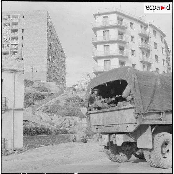 Bab el Oued. Fusillade sur le 2e bataillon du 73e régiment d'infanterie de marine (RIMa). Des soldats à leur poste.