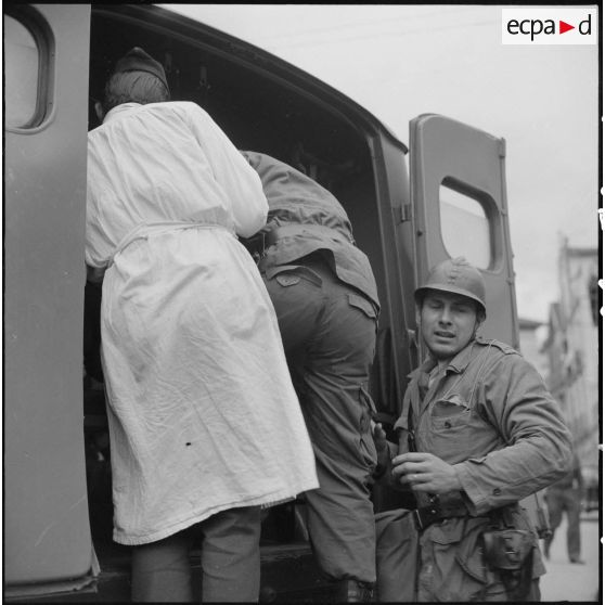 Bab el Oued. Fusillade sur le 2e bataillon du 73e régiment d'infanterie de marine (RIMa). Un gendarme blessé est amené dans un camion sanitaire.