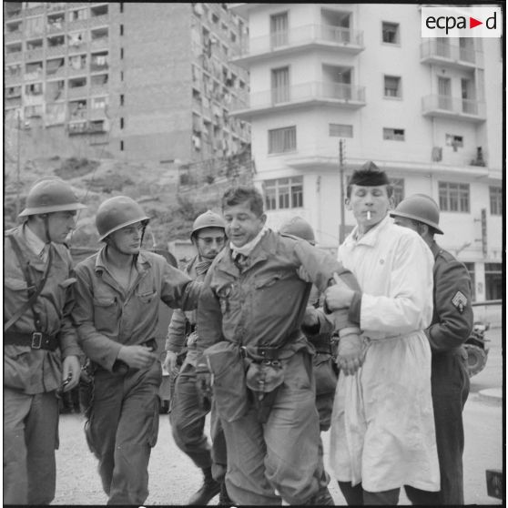 Bab el Oued. Fusillade sur le 2e bataillon du 73e régiment d'infanterie de marine (RIMa). Un gendarme blessé est amené dans un camion sanitaire.