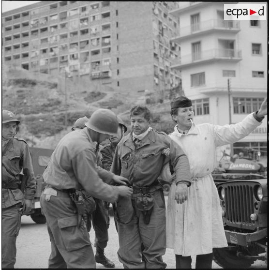 Bab el Oued. Fusillade sur le 2e bataillon du 73e régiment d'infanterie de marine (RIMa). Un gendarme blessé est amené dans un camion sanitaire.