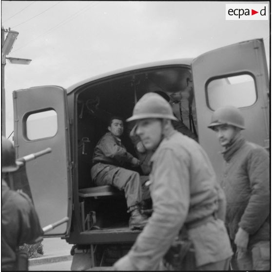 Bab el Oued. Fusillade sur le 2e bataillon du 73e régiment d'infanterie de marine (RIMa). Un gendarme blessé est amené dans un camion sanitaire.