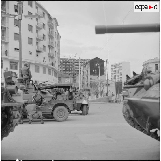 Bab el Oued. Fusillade sur le 2e bataillon du 73e régiment d'infanterie de marine (RIMa). Des soldats à leur poste.