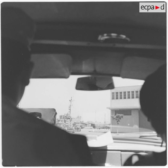 Mers el-Kébir. Visite d'autorités civiles et militaires à la base navale.