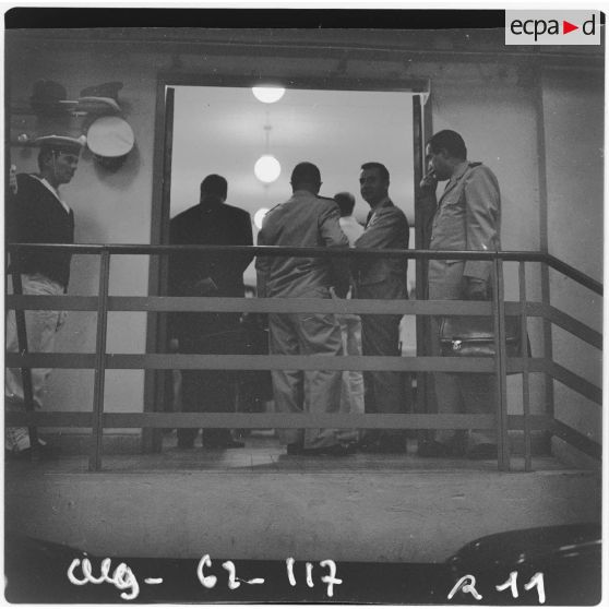 Mers el-Kébir. Visite d'autorités civiles et militaires à la base navale.
