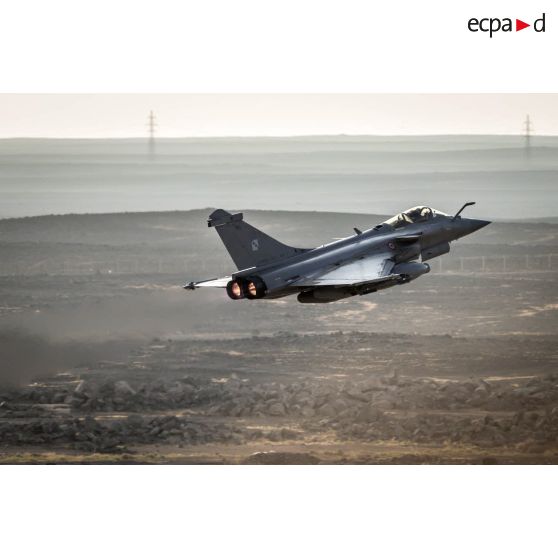 Un avion de chasse Rafale survole la Jordanie lors dun raid aérien en Irak.