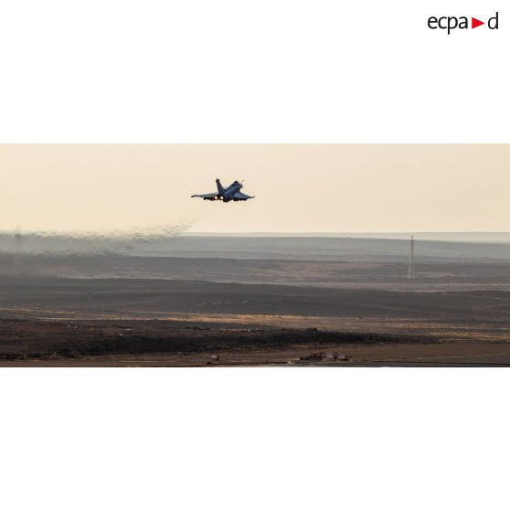 Un avion de chasse Rafale survole la Jordanie lors dun raid aérien en Irak.