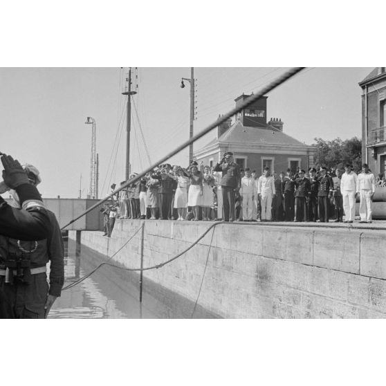 A bord du sous-marin U-552 comme sur le quai, les marins de la Kriegsmarine saluent, certainement lorsque l'hymne national allemand retentit.