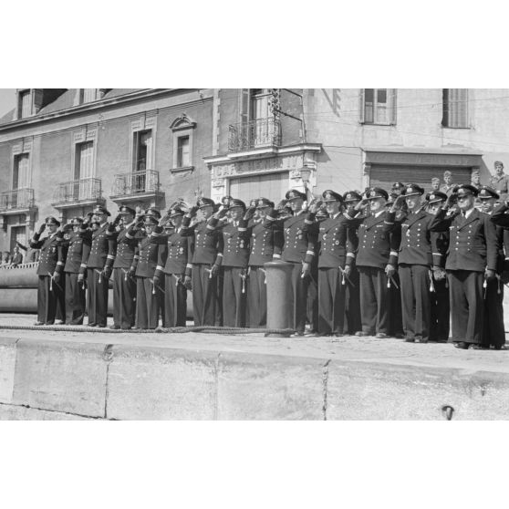 Sur le quai du port de Saint-Nazaire, les marins de la Kriegsmarine saluent le retour du sous-marin U-552.