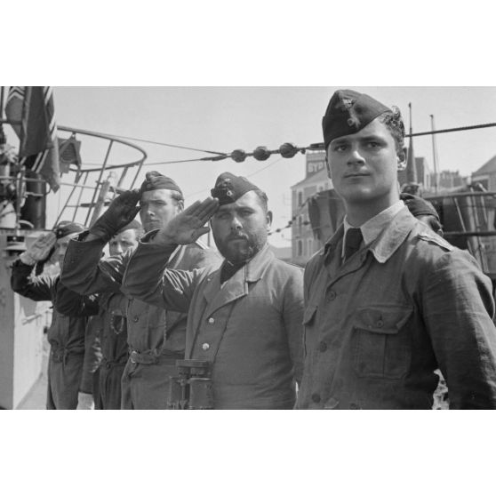 Sur le pont du sous-marin U-552, les sous-mariniers saluent, certainement lorsque l'hymne national allemand retentit.