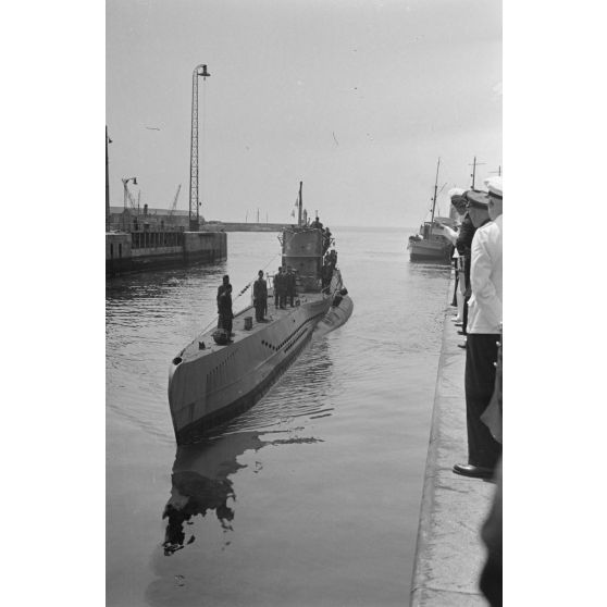 Arpès sa seconde croisière, le retour au port de Saint-Nazaire du sous-marin U-75 commandé par le Kapitänleutnant Helmuth Ringelmann.