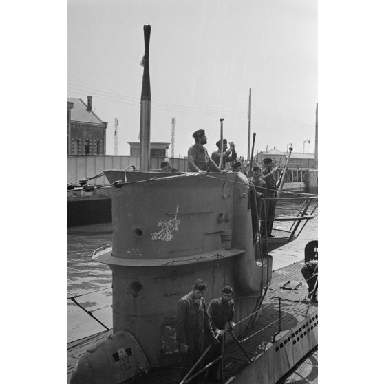 Arpès sa seconde croisière, le retour au port de Saint-Nazaire du sous-marin U-75 commandé par le Kapitänleutnant Helmuth Ringelmann.
