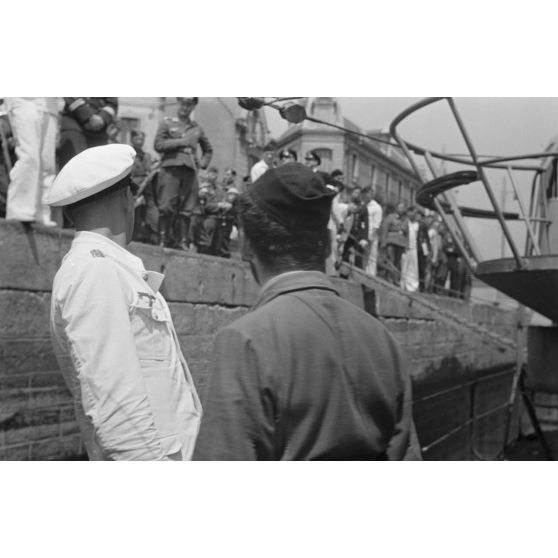 Sur le pont du sous-marin U-75 qui vient de rentrer au port de Saint-Nazaire, le capitaine (kapitänleutnant) Herbert Sohler, représentant de la 7.Unterseebootsflottille et le Kapitänleutnant Helmuth Ringelmann.