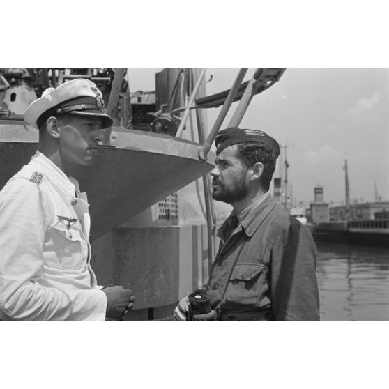 Sur le pont du sous-marin U-75 de retour au port de Saint-Nazaire, se tiennent le capitaine (kapitänleutnant) Herbert Sohler, représentant de la 7.Unterseebootsflottille, et le Kapitänleutnant Helmuth Ringelmann.
