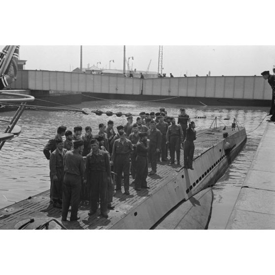 Le sous-marin U-75 vient d'accoster à Saint-Nazaire, après sa seconde croisière en mer. L'équipage est sur le pont.