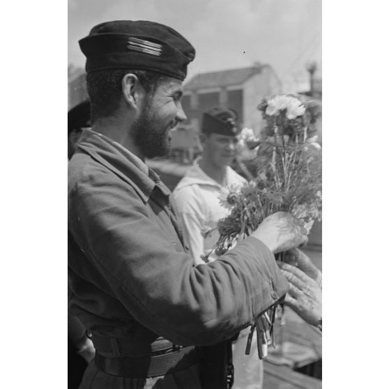 Le Kapitänleutnant Helmuth Ringelmann, commandant du sous-marin U-75, peu après son retour au port de Saint-Nazaire.