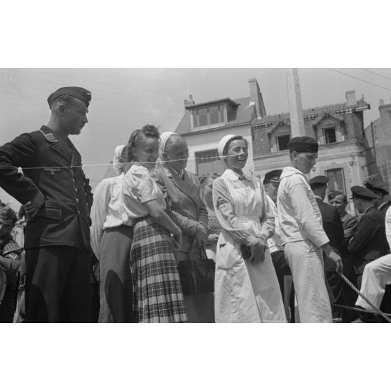 Lors du retour de croisière du sous-marin U-75, des infirmières de la Croix Rouge allemande se pressent sur le quai du port de Saint-Nazaire.