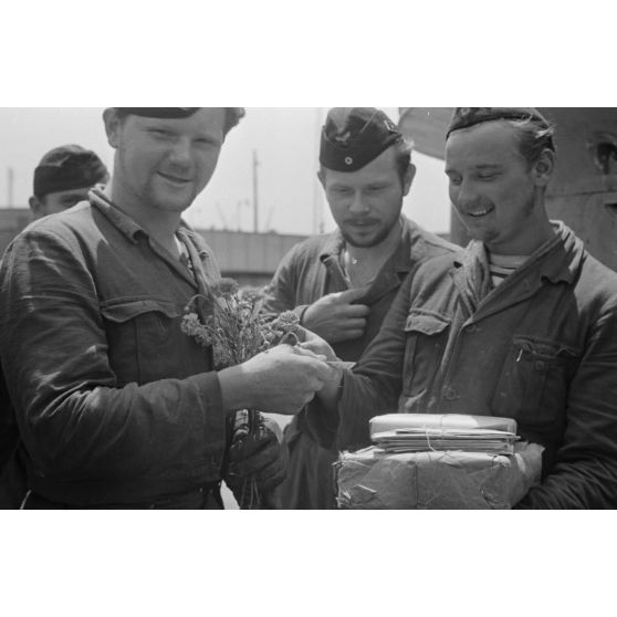 Des sous-mariniers du U-boot U-75 découvrent leur courrier, peu après leur de retour de croisière au port de Saint-Nazaire.