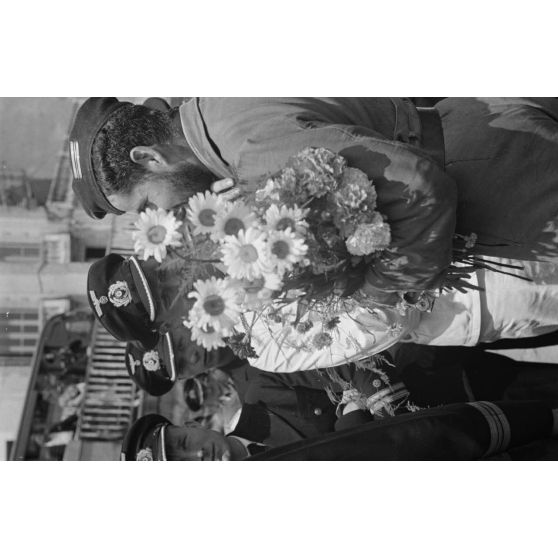 Des officiers de la 7.Unterseebootsflottille se pressent autour du Kapitänleutnant Helmuth Ringelmann peu après son retour de croisière au port de Saint-Nazaire.
