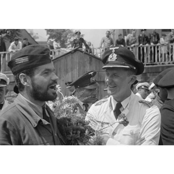 Des officiers de la 7.Unterseebootsflottille se pressent autour du Kapitänleutnant Helmuth Ringelmann peu après son retour de croisière au port de Saint-Nazaire.