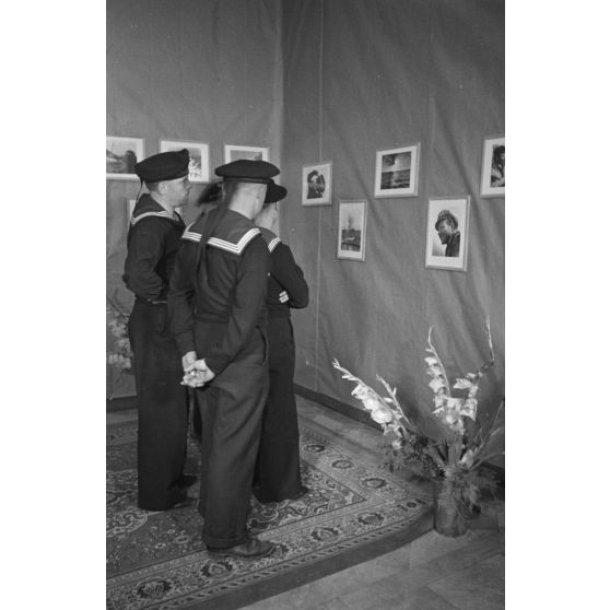 Des marins visitent l'exposition de dessins des peintres de guerre   (Kriegsmaler) Lothar-Günther Buchheim et Richard Schreiber.
