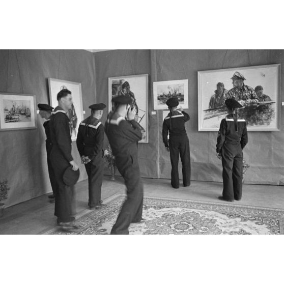 Des marins visitent l'exposition de dessins des peintres de guerre   (Kriegsmaler) Lothar-Günther Buchheim et Richard Schreiber.