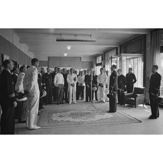 Le lieutenant Heinrich Schwich prononce un discours lors de l'inaugation de l'exposition de dessins et de photographies du photographe et peintre de guerre (Kriegsmaler) Lothar-Günther Buchheim.