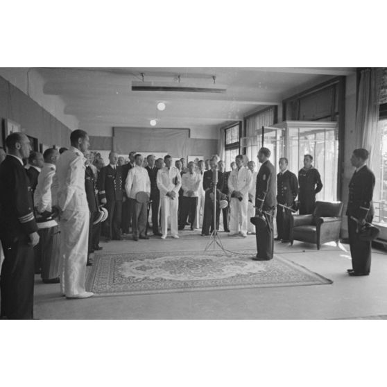 Le lieutenant Heinrich Schwich prononce un discours lors de l'inaugation de l'exposition de dessins et de photographies du photographe et peintre de guerre (Kriegsmaler) Lothar-Günther Buchheim.