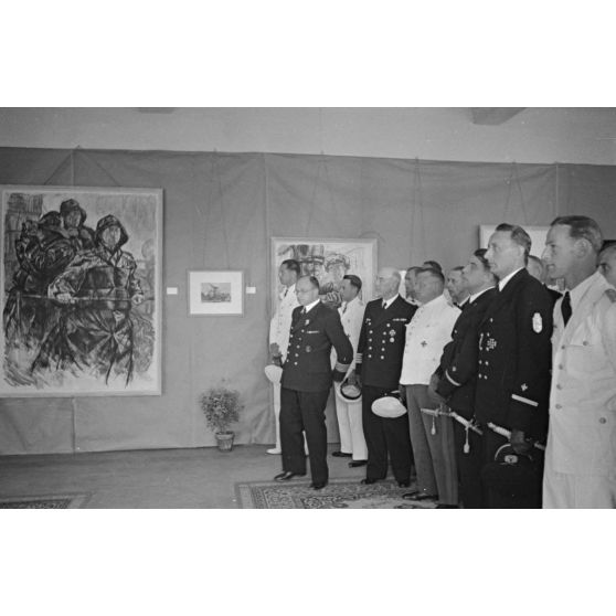 Inauguration d'une exposition de dessins réalisés par les peintres de guerre (Kriegsmaler) Lothar-Günther Buchheim et Richard Schreiber.
