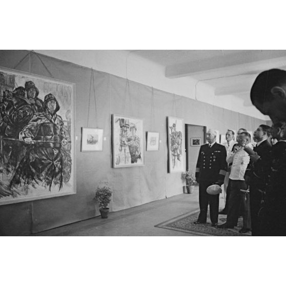 Lors de l'inauguration d'une exposition de dessins réalisés par les peintres de guerre (Kriegsmaler), le reporter Lothar-Günther Buchheim présente son travail aux autorités de la Kriegsmarine.