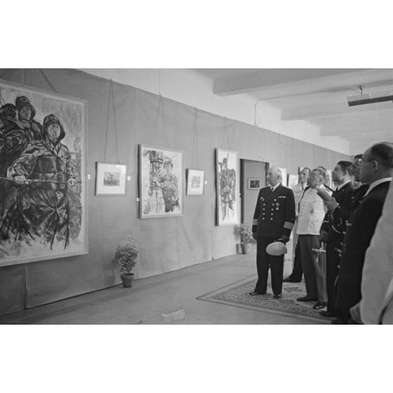 Lors de l'inauguration d'une exposition de dessins réalisés par les peintres de guerre (Kriegsmaler), le reporter Lothar-Günther Buchheim présente son travail aux autorités de la Kriegsmarine.