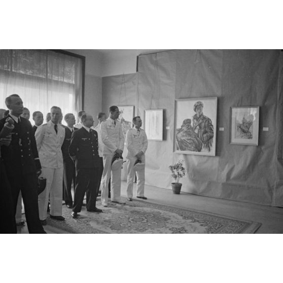 Inauguration d'une exposition de dessins réalisés par les peintres de guerre (Kriegsmaler) Lothar-Günther Buchheim et Richard Schreiber.