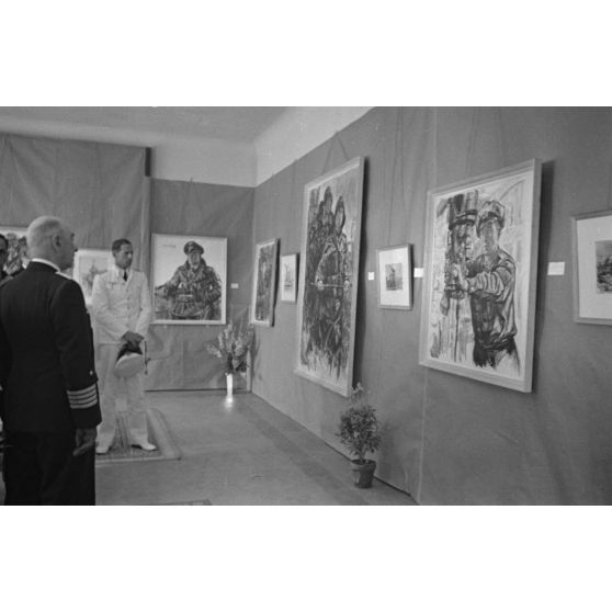 Lors de l'inauguration d'une exposition de dessins réalisés par les peintres de guerre (Kriegsmaler) Lothar-Günther Buchheim et Richard Schreiber.