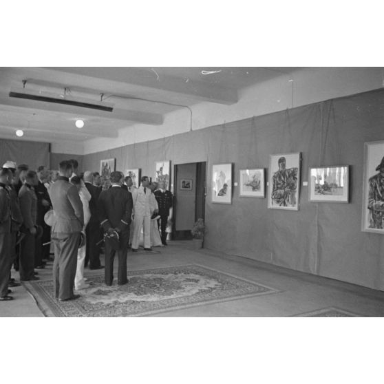 Lors de l'inauguration d'une exposition de dessins réalisés par les peintres de guerre (Kriegsmaler) Lothar-Günther Buchheim et Richard Schreiber.