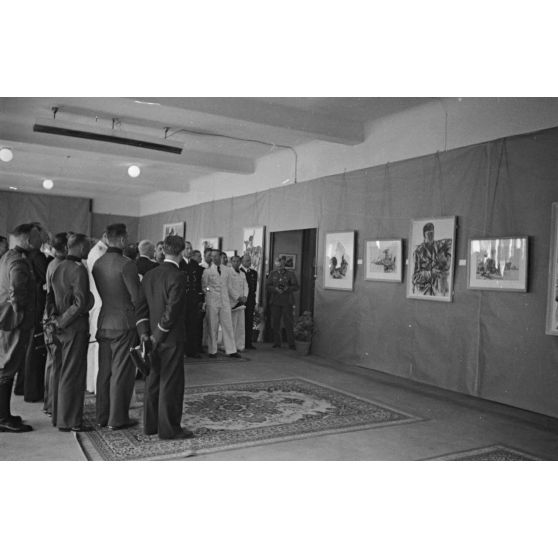 Lors de l'inauguration d'une exposition de dessins réalisés par les peintres de guerre (Kriegsmaler) Lothar-Günther Buchheim et Richard Schreiber.