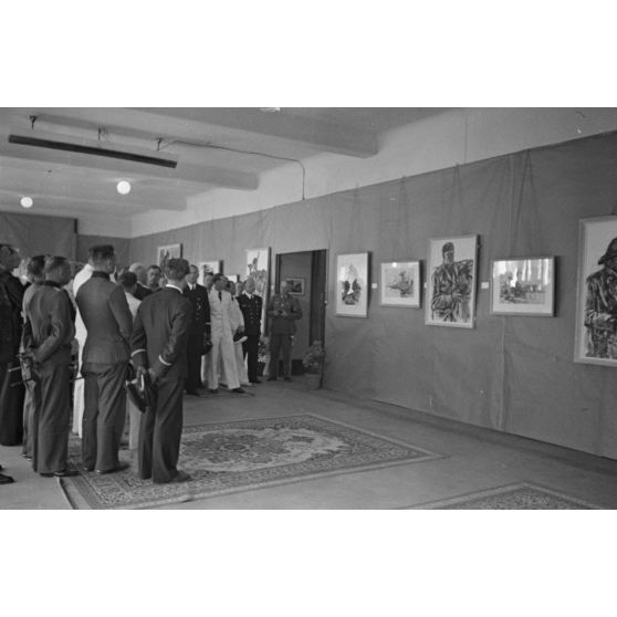 Lors de l'inauguration d'une exposition de dessins réalisés par les peintres de guerre (Kriegsmaler) Lothar-Günther Buchheim et Richard Schreiber.