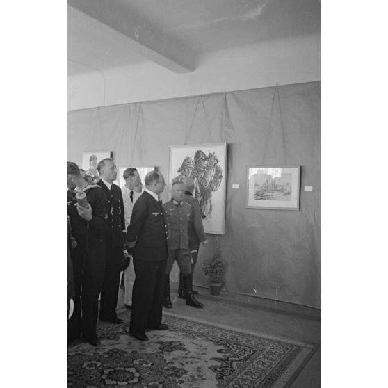 Lors de l'inauguration d'une exposition de dessins réalisés par les peintres de guerre (Kriegsmaler) Lothar-Günther Buchheim et Richard Schreiber.