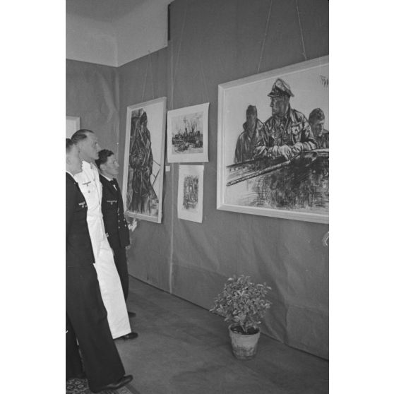 Le capitaine de corvette (Korvetten-Leutnant) Erich Topp admire le dessin du peintre de la marine allemande (Kriegsmaler der Kriegsmarine) Lothar-Günther Buchheim.