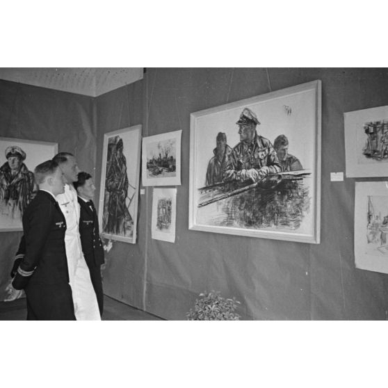 Le capitaine de corvette (Korvetten-Leutnant) Erich Topp admire le dessin du peintre de la marine allemande (Kriegsmaler der Kriegsmarine) Lothar-Günther Buchheim.