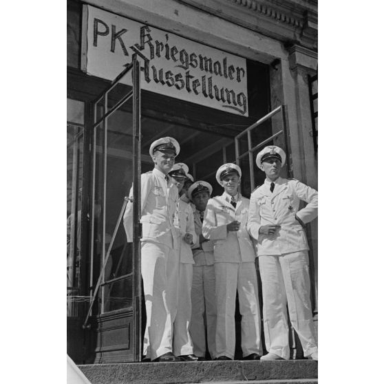 A l'hôtel Royal de La Baule, les sous-mariniers Engelbert Endrass, Claus Korth, Heinrich Lehmann-Willenbrock, Erich Topp et Herbert Kuppisch visitent une exposition de peintres de guerre.